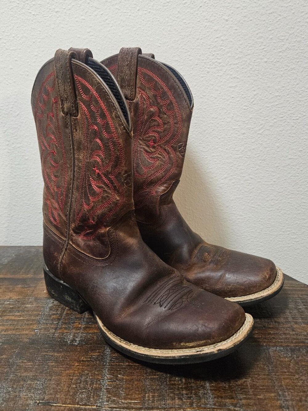 Boys Ariat Cowboy Boots Size 2